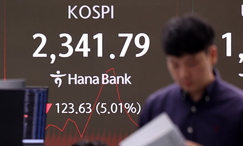 코스피 지수가 장중 2400대 아래로 떨어진 7일 서울 중구 하나은행 본점 딜링룸에서 직원들이 업무를 보고 있다. 코스피가 장중 2400대 아래로 떨어진 건 지난 1월 2일 이후 처음이다. 2025.4.7/뉴스1 ⓒ News1 박지혜 기자