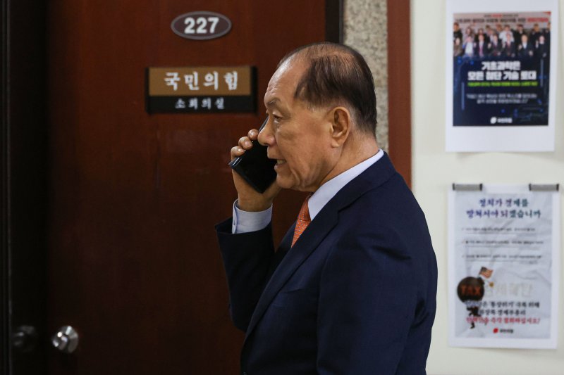 [서울=뉴시스] 권창회 기자 = 황우여 국민의힘 선거관리위원장이 7일 오후 서울 여의도 국회에서 통화를 하며 이동하고 있다. 2025.04.07. kch0523@newsis.com