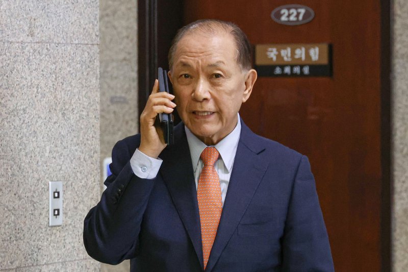 [서울=뉴시스] 권창회 기자 = 황우여 국민의힘 선거관리위원장이 7일 오후 서울 여의도 국회에서 통화를 하며 이동하고 있다. 2025.04.07. kch0523@newsis.com
