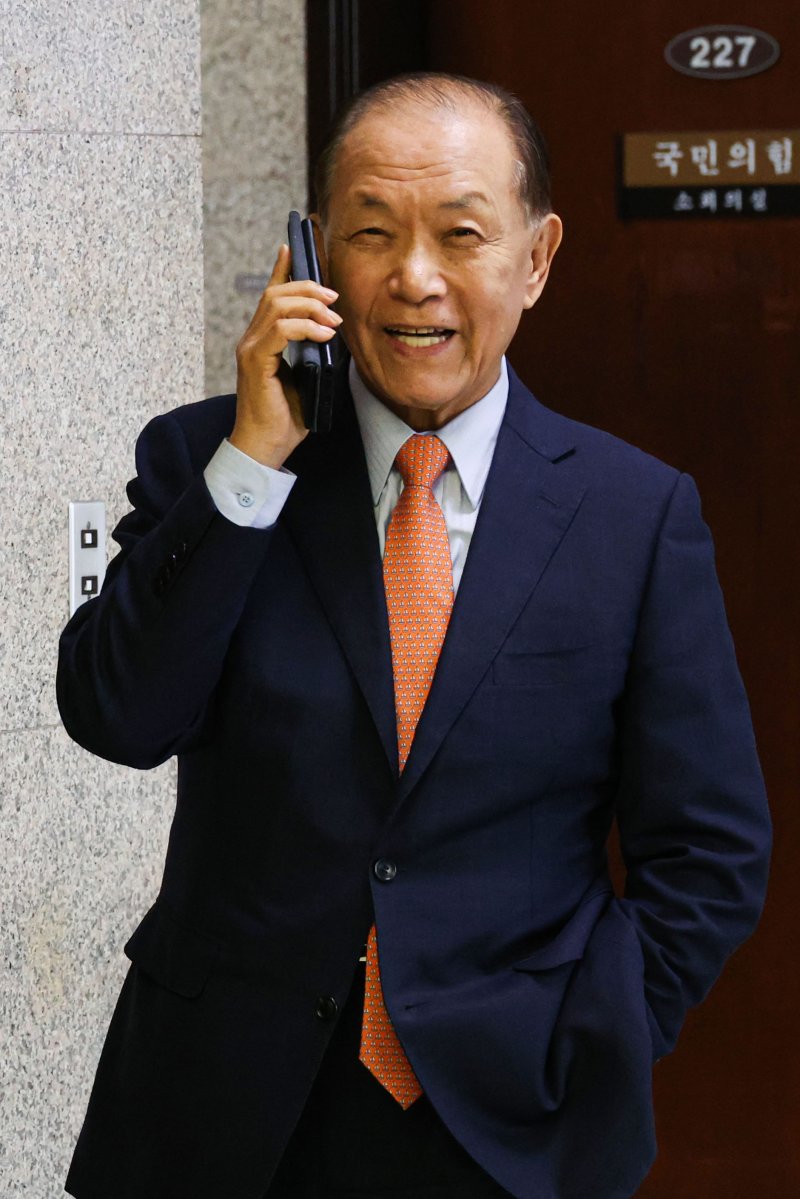[서울=뉴시스] 권창회 기자 = 황우여 국민의힘 선거관리위원장이 7일 오후 서울 여의도 국회에서 통화를 하며 이동하고 있다. 2025.04.07. kch0523@newsis.com