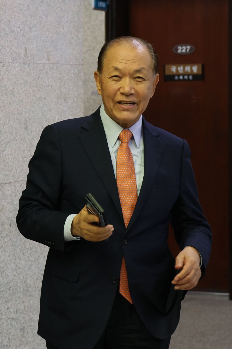 [서울=뉴시스] 권창회 기자 = 황우여 국민의힘 선거관리위원장이 7일 오후 서울 여의도 국회에서 통화를 마친뒤 이동하고 있다. 2025.04.07. kch0523@newsis.com