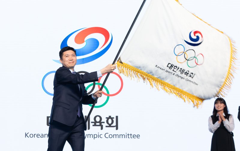 [서울=뉴시스] 황준선 기자 = 유승민 신임 대한체육회장이 27일 오후 서울 용산구 그랜드 하얏트 서울에서 열린 제42대 대한체육회장 취임식에서 대한체육회기를 흔들고 있다. 2025.03.27. hwang@newsis.com