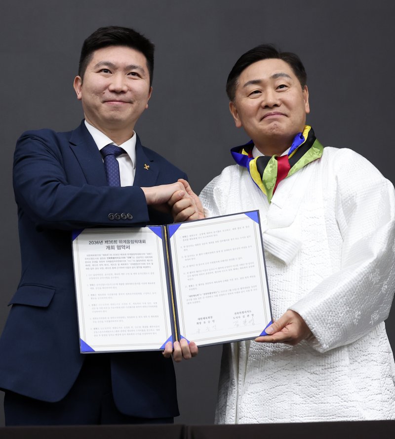 지난 2월28일 김관영 전북자치도지사가 서울 송파구 올림픽파크텔에서 열린 대한체육회 대의원총회에서 2036년 하계올림픽대회 개최 협약서에 서명한 후 유승민 대한체육회장과 기념촬영을 하고 있다. 2025.2.28/뉴스1 ⓒ News1 김성진 기자