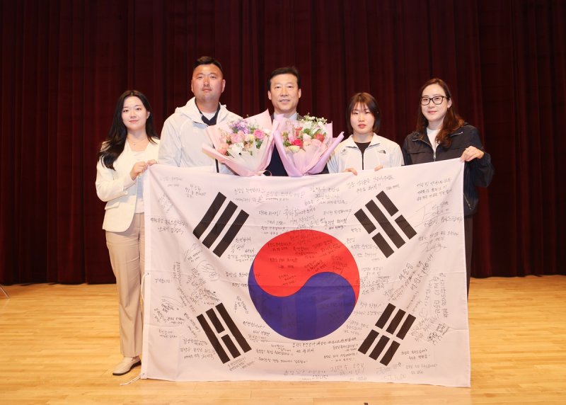 종목별 국가대표 선수들로부터 태극기를 선물 받은 신임 김택수 선수촌장 (출처=연합뉴스)