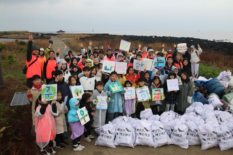 한국관광공사, 제주 비양도 황근 군락지 복원 활동