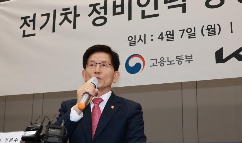 김문수 장관 "대선출마, 결심 내린 것 없어.. 깊이고심"