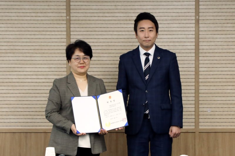 임채성 세종시의회 의장(오른쪽)이 7일 시의회에서 김선화 입법평가위원장에게 위촉장을 전달한 뒤 기념사진을 찍고 있다. (세종시의회 제공. 재판매 및 DB금지)
