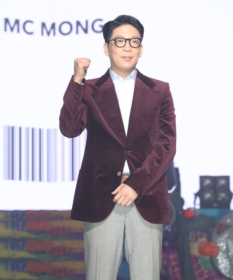 [서울=뉴시스] 조수정 기자 = 가수 MC몽이 정규 8집 '채널8(CHANNEL 8)'로 복귀, 25일 오후 서울 광장동 예스24라이브홀에서 언론음감회를 열고 포즈를 취하고 있다. 2019.10.25.chocrystal@newsis.com