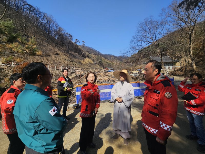 이미라 산림청 차장(가운데)이 고운사 주지스님과 사찰복원 지원 및 재해 예방 방안을 논의하고 있다. (산림청 제공.재판매 및 DB금지)/뉴스1