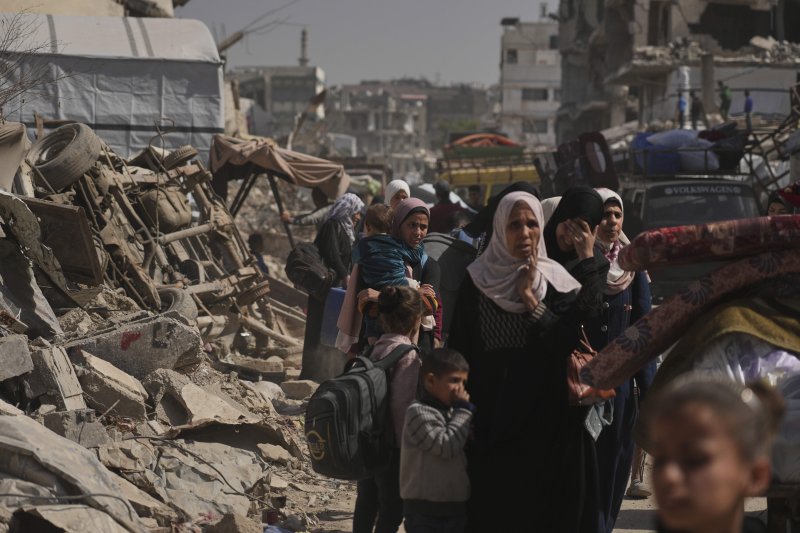 [쉐하이야=AP/뉴시스] 지난 3일(현지 시간) 가자지구 쉐하이야에서 팔레스타인 주민들이 이스라엘군의 대피령에 따라 대피하고 있다. 가자지구에서 2주째 이스라엘군의 공세가 강화되면서 팔레스타인 난민 28만 명이 새로 발생했다고 유엔 구호 기관이 발표했다. 2025.04.07.