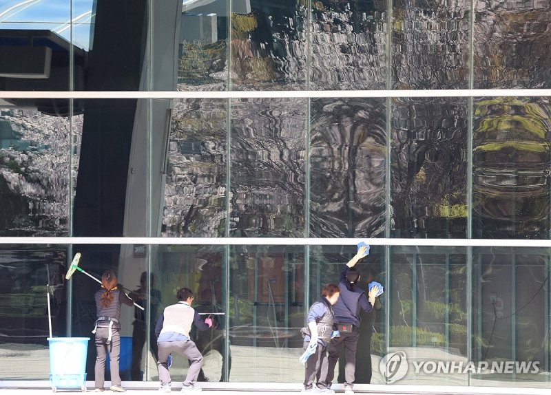 봄맞이 유리창 청소 (출처=연합뉴스)
