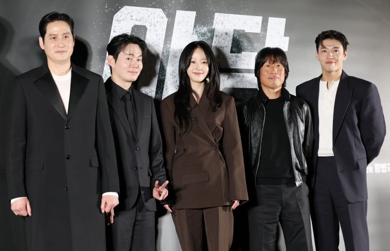 배우 박해준(왼쪽부터)과 류경수, 채원빈, 유해진, 강하늘이 7일 서울 강남구 메가박스 코엑스에서 열린 영화 '야당'(감독 황병국) 언론시사회에 참석해 포즈를 취하고 있다. ‘야당’은 대한민국 마약판을 설계하는 브로커 ‘야당’, 더 높은 곳에 오르려는 ‘검사’, 마약 범죄 소탕에 모든 것을 건 ‘형사’가 서로 다른 목적을 가지고 엮이며 펼쳐지는 범죄 액션이다, ⓒ News1 권현진 기자