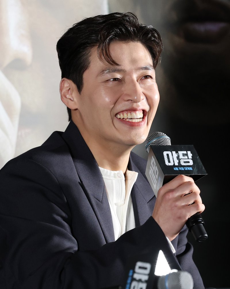 배우 강하늘이 7일 서울 강남구 메가박스 코엑스에서 열린 영화 '야당'(감독 황병국) 언론시사회에 참석해 인사말을 하고 있다. ‘야당’은 대한민국 마약판을 설계하는 브로커 ‘야당’, 더 높은 곳에 오르려는 ‘검사’, 마약 범죄 소탕에 모든 것을 건 ‘형사’가 서로 다른 목적을 가지고 엮이며 펼쳐지는 범죄 액션이다, 2025.4.7/뉴스1 ⓒ News1 권현진 기자