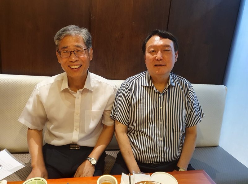 [서울=뉴시스] 2021년 7월 신평 변호사(왼쪽) 페이스북에 올라온 그와 윤석열 전 대통령(오른쪽). (출처=신평 페이스북) 2025.04.07. photo@newsis.com *재판매 및 DB 금지