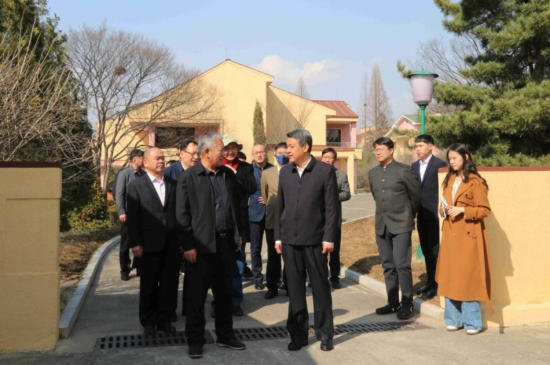이달 1일 북한 주재 중국 지원군 추모 기념 시설 방문한 왕야쥔 중국대사 (출처=연합뉴스)