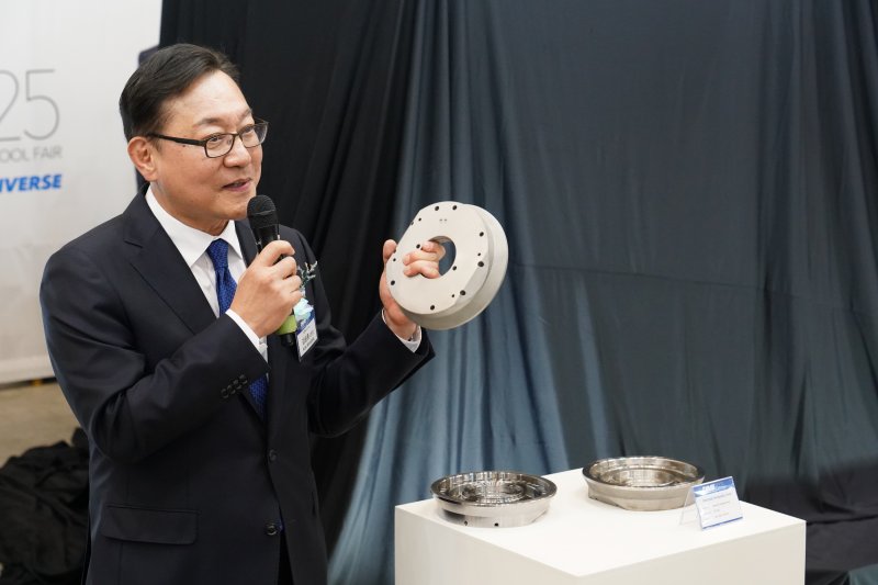 [부산=뉴시스]DN솔루션즈 김원종 대표이사가 지난 2일 부산 BEXCO 전시장에서 열린 'DIMF 2025' 개막식 후 DLX 제품 공개 행사에서 금속적층 방식으로 제작된 복합가공기용 부품인 밀링 스핀들 실린더 캡을 들고 설명하고 있다.(사진=DN솔루션즈 제공) 2025.04.07.photo@newsis.com