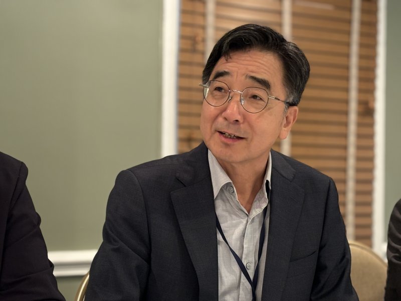 [워싱턴=뉴시스]이윤희 특파원 =유종일 KDI국제정책대학원장이 5일(현지시각) 미국 워싱턴DC에서 열린 KDI국제정책대학원 등 주최 '한미 관계 컨퍼런스' 관련 언론간담회에서 발언하고 있다. 2024.09.06.