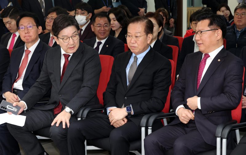 [서울=뉴시스] 조성봉 기자 = 권영세 국민의힘 비상대책위원장을 비롯한 지도부가 7일 오전 서울 여의도 중앙당사에서 열린 사무처당직자 조회에서 대화를 하고 있다. 왼쪽부터 김상훈 정책위의장, 권성동 원내대표, 권 비대위원장, 이양수 사무총장. 2025.04.07. suncho21@newsis.com