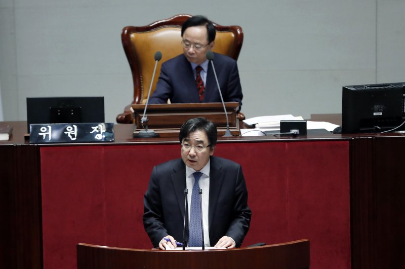 30일 오후 서울 여의도 국회 예결위 회의장에서 열린 제21차 헌법개정 특별위원회 전체회의에서 유종일 경제재정 분과 자문위원 간사가 논의결과를 보고하고 있다. 이날 회의에서는 경제·재정 분야 개헌 핵심의제에 대한 집중토론이 벌어졌다. 2017.11.30/뉴스1 ⓒ News1 안은나 기자