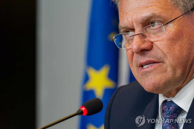 기자회견하는 EU 무역수장 (출처=연합뉴스)