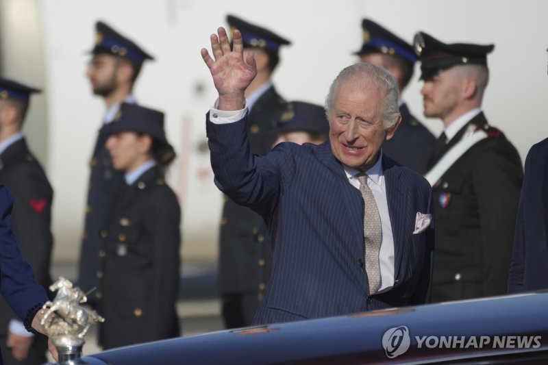 로마 도착해 손 흔드는 찰스 3세 (출처=연합뉴스)