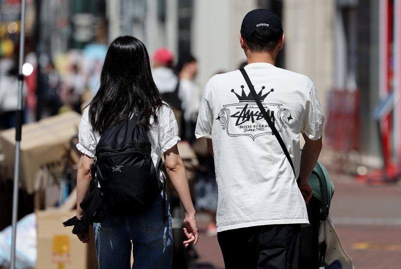 [대구=뉴시스] 이무열 기자 = 대구 낮 최고기온이 24도까지 오르며 초여름 날씨를 보인 7일 대구 중구 동성로에서 시민들이 반팔을 입고 길을 걷고 있다. 2025.04.07. lmy@newsis.com