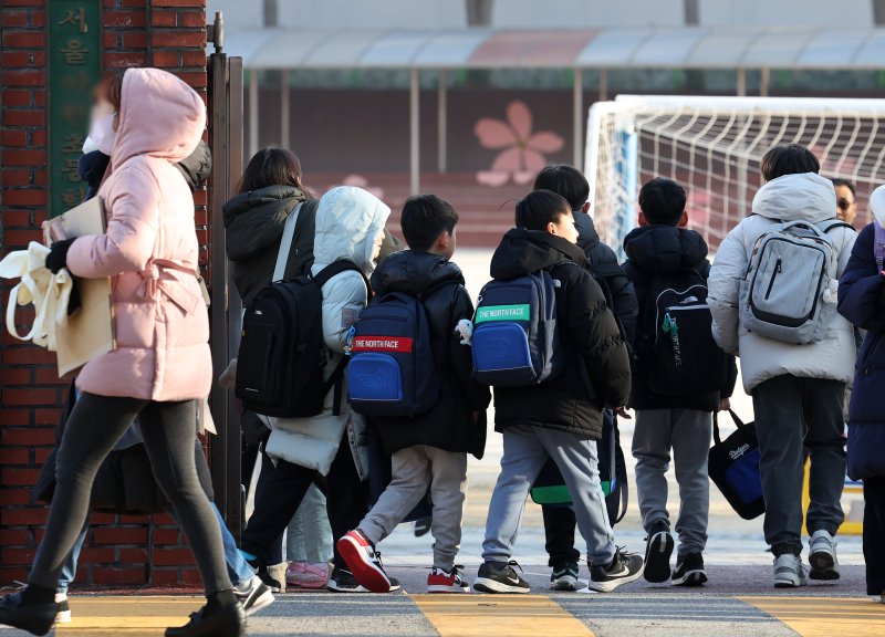 서울 시내 한 초등학교에서 개학을 맞이한 학생들이 등교하고 있다. 뉴스1 ⓒ News1 김진환 기자