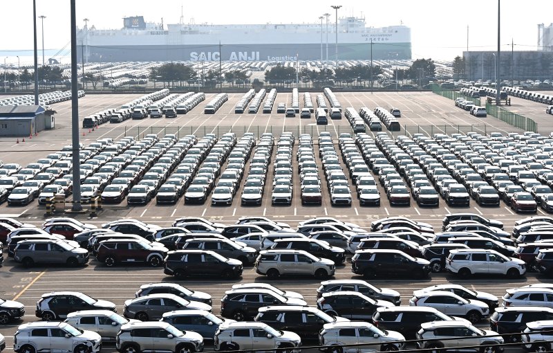 [평택=뉴시스] 김종택 기자 = 경기 평택항 자동차 전용부두에 선적을 기다리는 수출용 차량이 세워져 있다. 2025.04.03. jtk@newsis.com