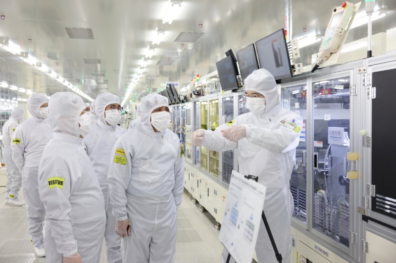 [서울=뉴시스] 이재용 삼성전자 회장이 22일 베트남 하노이 인근의 삼성디스플레이 법인(SDV)을 방문해 디스플레이 생산 공장을 점검하는 모습. (사진=삼성전자) 2022.12.23. photo@newsis.com *재판매 및 DB 금지