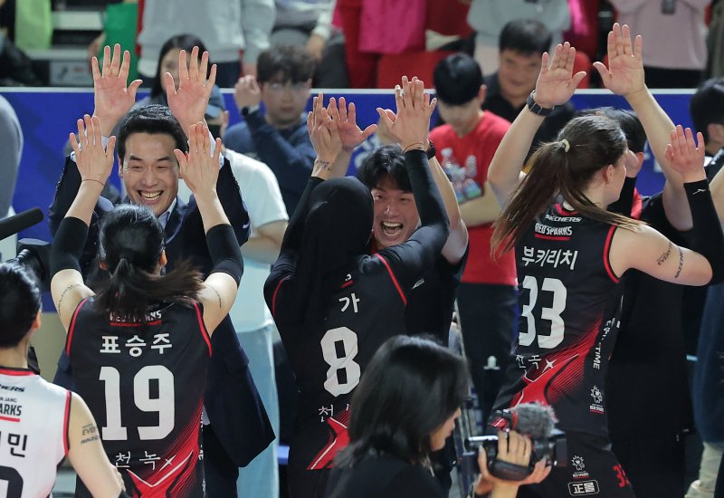 6일 오후 대전 중구 충무체육관에서 열린 프로배구 '2024-2025 도드람 V리그' 여자부 챔피언결정전 4차전, 정관장과 흥국생명의 경기에서 5세트 접전 끝에 승리하며 승부를 원점으로 만든 정관장 고희진 감독이 선수들과 기쁨을 나누고 있다. 2025.4.6/뉴스1 ⓒ News1 박정호 기자