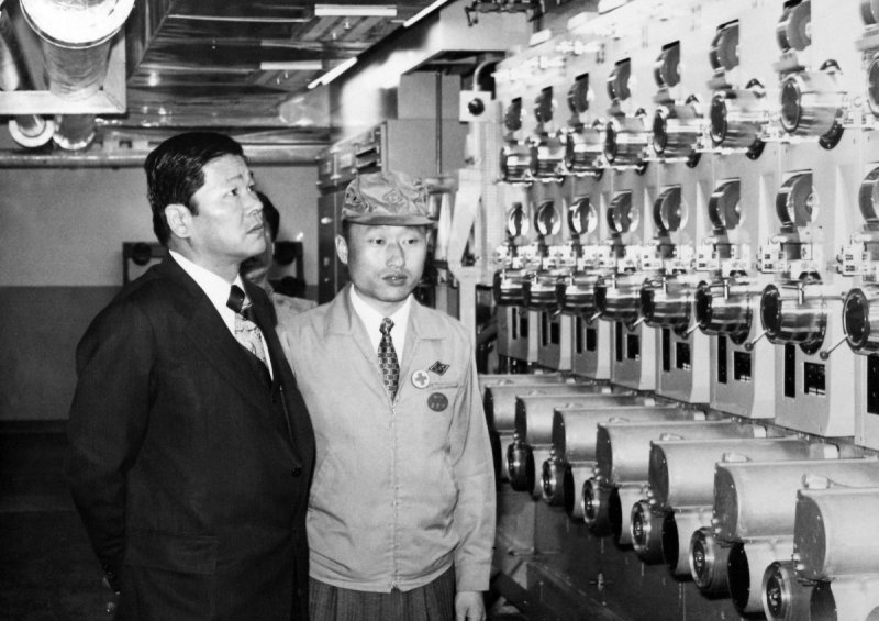 지난 1969년 수원 선경직물 폴리에스터 원사 공장을 시찰하는 고 최종건 SK 창업회장. 연합뉴스