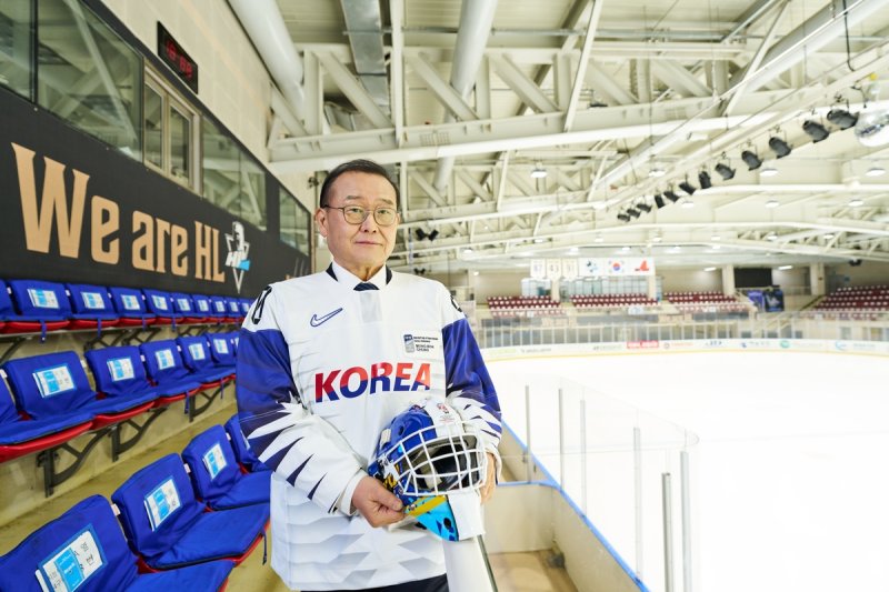 아이스하키 국가대표 유니폼을 입은 정몽원 회장 (출처=연합뉴스)