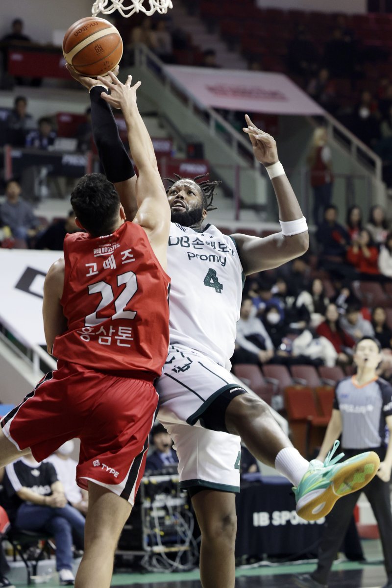 [안양=뉴시스] 최동준 기자 = 지난 1월22일 경기 안양정관장아레나에서 열린 2024-2025 KBL 리그 원주 DB 프로미와 안양 정관장 레드부스터스의 경기, DB 로버트 카터가 정관장 하비 고메즈의 수비를 피해 공격을 시도하고 있다. 2025.01.22. photocdj@newsis.com