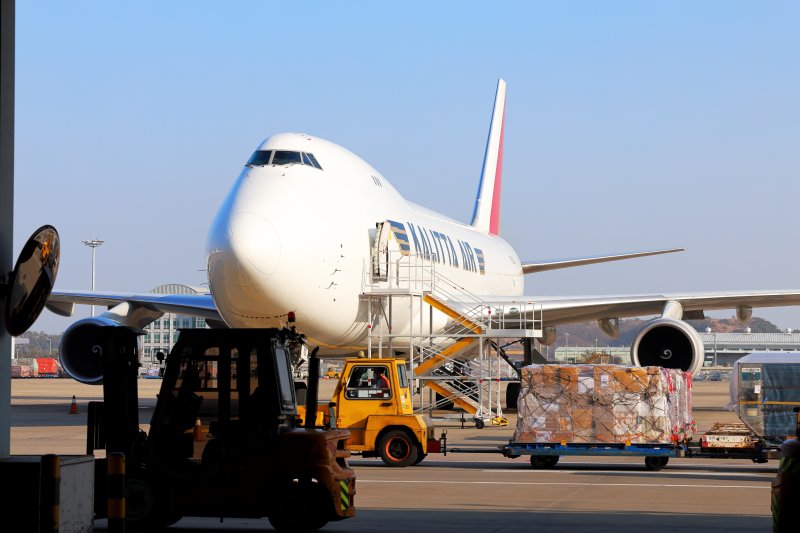 [인천공항=뉴시스] 사진은 인천공항 화물터미널에 주기된 항공기에 화물이 탑재되는 모습. 2025.02.05. (사진=인천공항공사 제공) photo@newsis.com *재판매 및 DB 금지