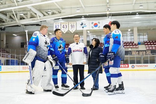 안양 아이스아레나에서 HL 안양 선수들과 함께 한 정몽원 회장과 부인 홍인화 씨 (출처=연합뉴스)