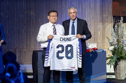 지난 2022년 IIHF 명예의 전당 헌액식에 참석한 정몽원 회장 (출처=연합뉴스)