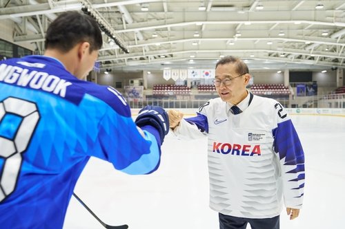 김상욱과 하이파이브 하는 정몽원 회장 (출처=연합뉴스)