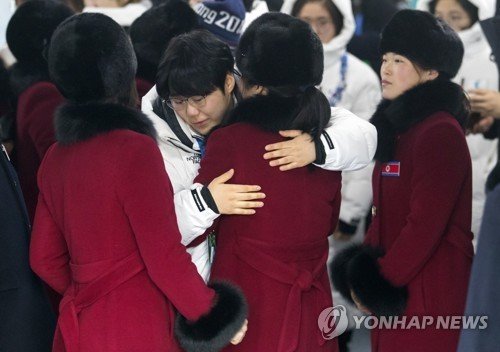 [올림픽] 작별인사하는 남북 여자 하키팀 (출처=연합뉴스)