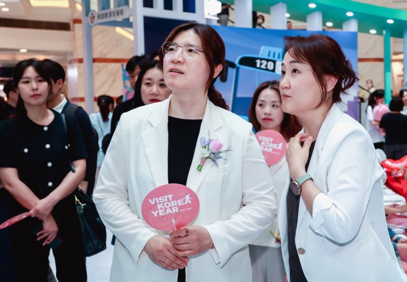 사진은 지난해 중국 상하이 환치우강 쇼핑몰에서 열린 중국 상하이 K-관광 로드쇼 개막식에 장미란 문화체육관광부 제2차관이 참석해 홍보 부스를 둘러보고 있는 모습. (문화체육관광부 제공) 2024.5.18/뉴스1