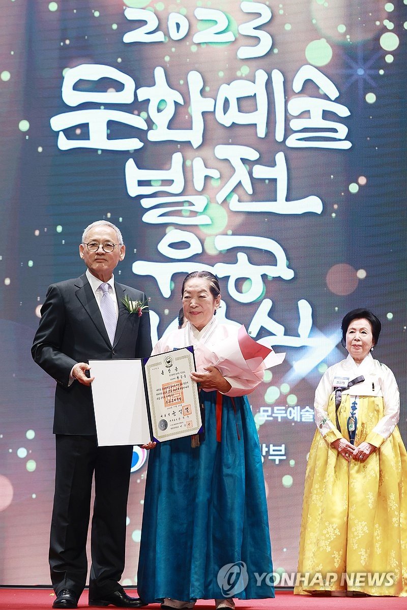 지난해 은관문화훈장 받은 황수로(본명 황을순) 보유자 (출처=연합뉴스)