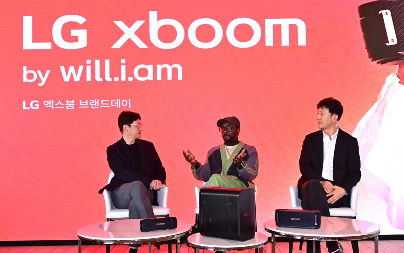 7일 서울 영등포구 그라운드220에서 열린 LG 엑스붐 브랜드 데이에서 LG전자 MS사업본부 오디오사업담당 이정석 전무(왼쪽)와 윌아이엠(가운데), LG전자 한국영업본부 MS마케팅담당 오승진 상무가 대담을 나누고 있다. LG전자 제공