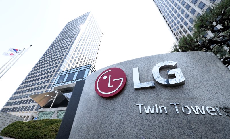 [서울=뉴시스] 추상철 기자 = 7일 오전 서울 영등포구 여의도 LG트윈타워에서 LG로고가 보이고 있다. LG전자는 올해 1분기 연결 기준 매출 22조7447억원, 영업이익 1조2590억원의 잠정 실적 발표로 1분기 기준 사상 최대 매출을 올렸다. 2025.04.07. scchoo@newsis.com