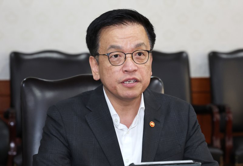 최상목 경제부총리 겸 기획재정부 장관이 8일 서울 종로구 정부서울청사에서 열린 경제관계장관간담회에서 발언을 하고 있다. 2025.4.8/뉴스1 ⓒ News1 임세영 기자
