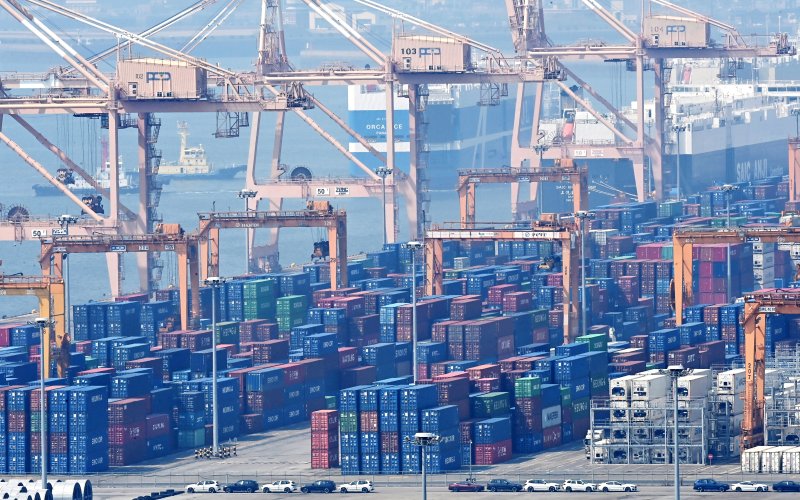 [평택=뉴시스] 김종택 기자 = 3일 경기도 평택시 포승읍 평택항 수출 야적장에 컨테이너들이 쌓여 있다. 도널드 트럼프 미국 대통령이 2일(현지시간) 한국에서 생산돼 미국으로 수입되는 모든 제품에 25%의 상호관세를 부과한다고 공식 발표 했다. 2025.04.03. jtk@newsis.com