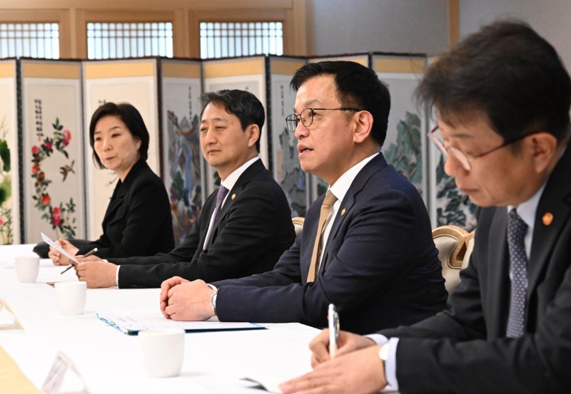 [서울=뉴시스] 최상목 부총리 겸 기획재정부 장관이 4일 서울 종로구 정부서울청사에서 경제관계장관간담회를 주재하고 있다. (사진=기획재정부 제공) 2025.04.04. photo@newsis.com *재판매 및 DB 금지