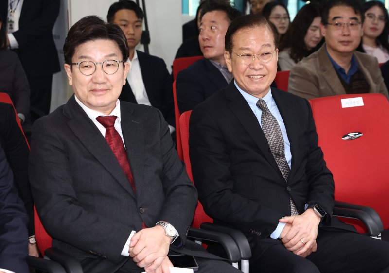 국민의힘 권영세 비상대책위원장과 권성동 원내대표가 7일 오전 서울 여의도 중앙당사에서 열린 사무처당직자 조회에 참석해 자리하고 있다. 2025.4.7/뉴스1 ⓒ News1 김민지 기자