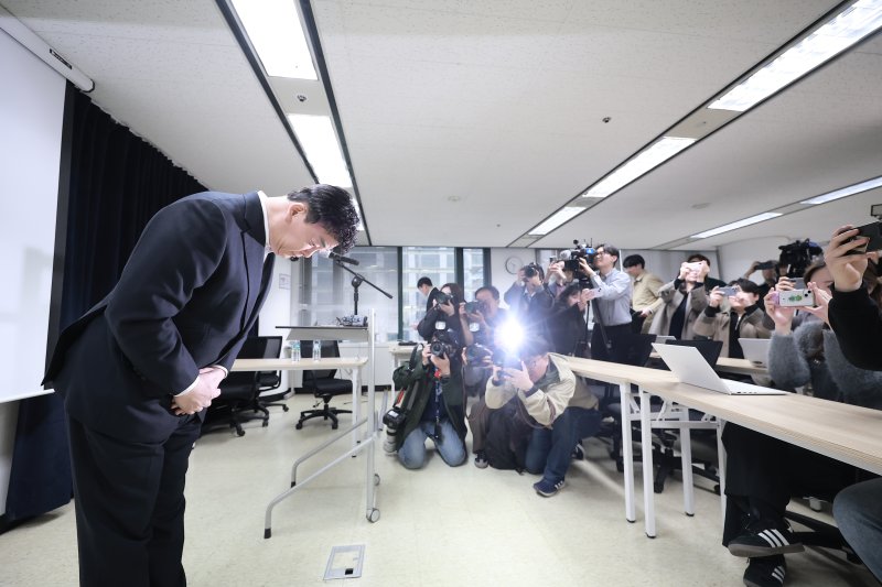 [서울=뉴시스] 정병혁 기자 = 백종원 더본코리아 대표가 28일 서울 서초구의 한 회의공간에서 열린 더본코리아 주주총회에 참석해 취재진에게 고개숙여 인사하고 있다. 2025.03.28. jhope@newsis.com