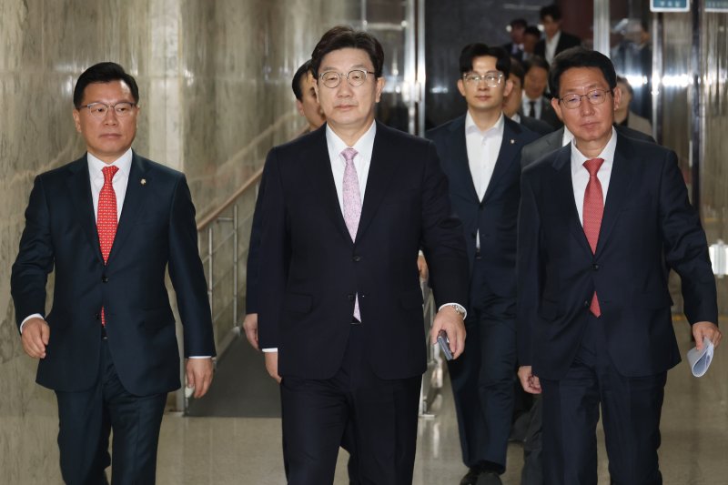 권성동 국민의힘 원내대표가 8일 오전 서울 여의도 국회에서 열린 원내대책회의에 참석하고 있다. 뉴스1