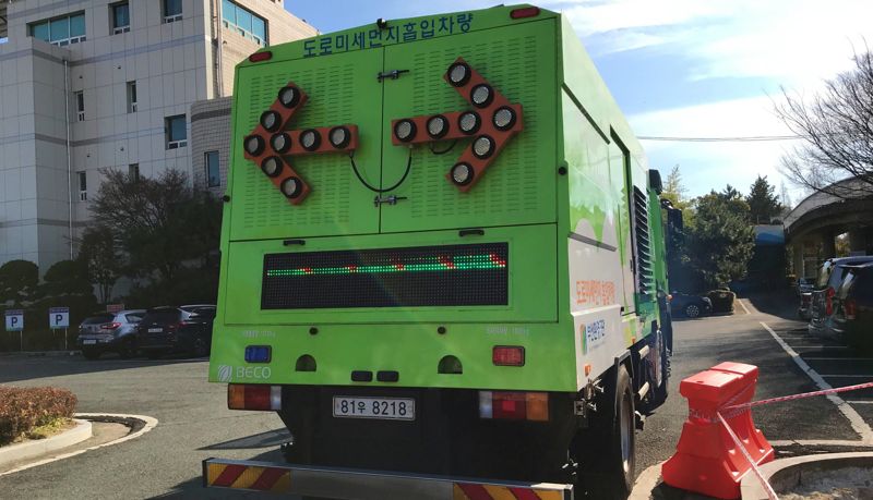 부산환경공단 도로먼지 흡입차가 도로 재비산먼지 제거 작업을 하고 있다. 부산환경공단 제공