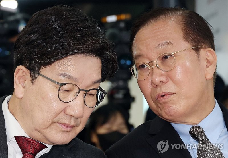 대화하는 권영세 비상대책위원장-권성동 원내대표 (출처=연합뉴스)